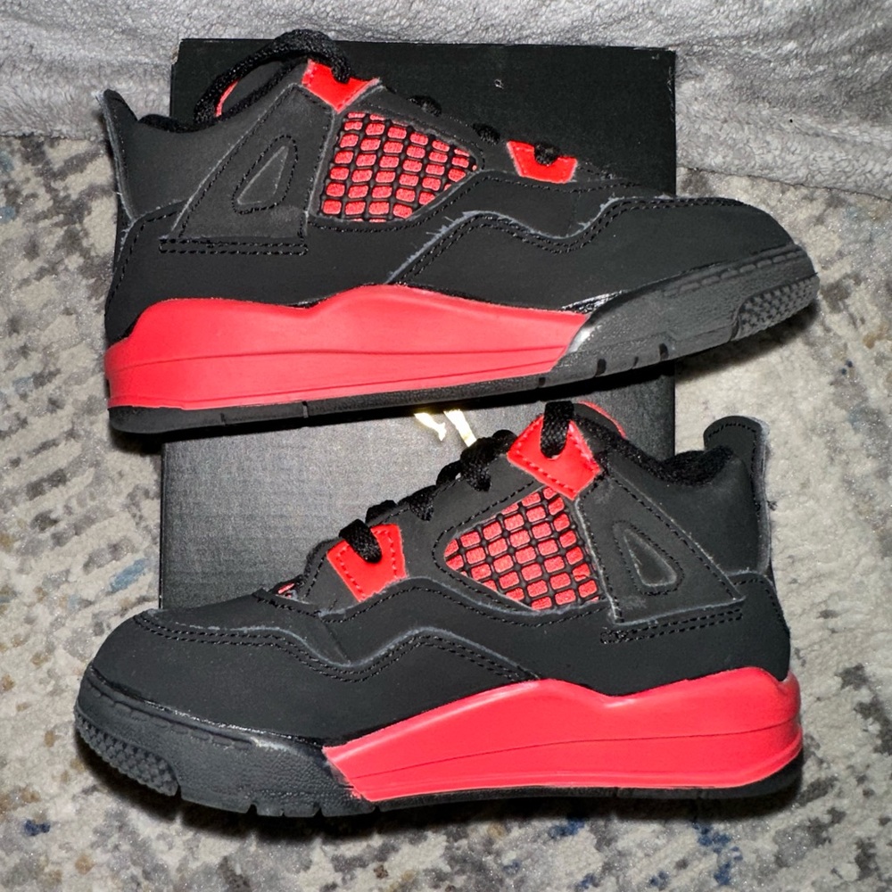 Jordan 4 Retro - size 9 toddler
